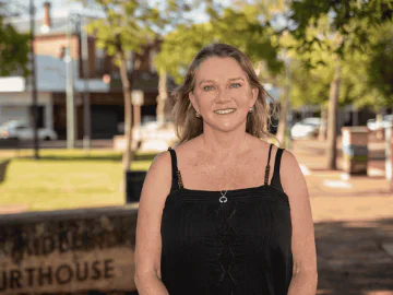 Writer Susannah Thompson posing outside the Old Midland Courthouse