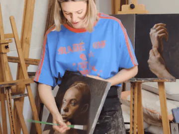 Artist Rachelle Dusting painting a portrait in oil paints